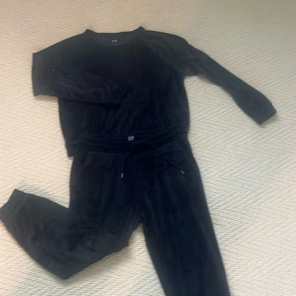 Gap Velour sweatsuit - 2 pc - Picture 1 of 3
